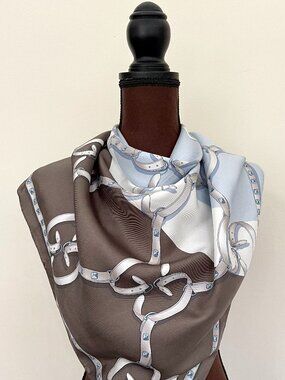 Display #1 NWT Gucci Color-Block Logo Silk Scarf